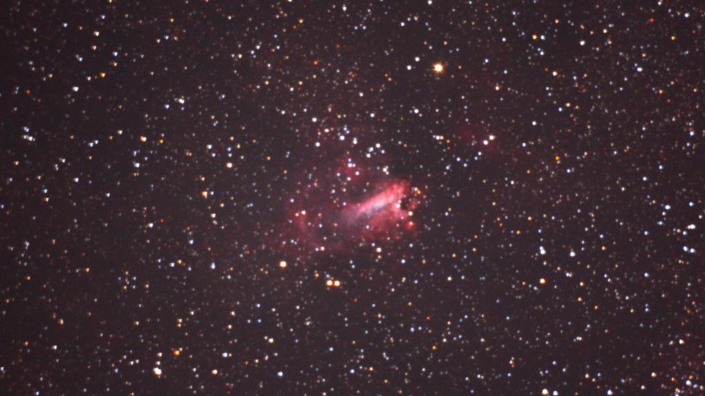 この天体写真は2012年05月19日に撮影した「いて座」にあるオメガ星雲（M17/メシエ17）と言う散光星雲です。焦点距離は800mm。