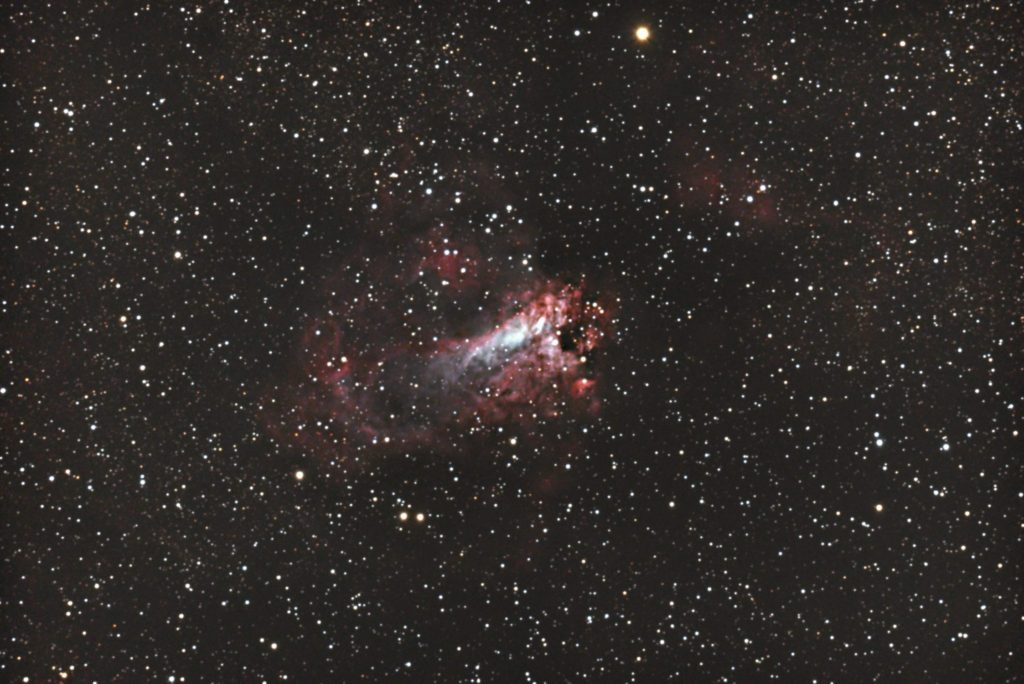 2018年04月13日02時54分06秒から15.2cmF5の反射望遠鏡ミードLXD-55とリコーの一眼レフカメラPENTAX-KPでISO25600/露出40秒で撮影して39枚を加算平均コンポジットしたフルサイズ換算約1739mmのM17（オメガ銀河）のメシエ天体写真です。