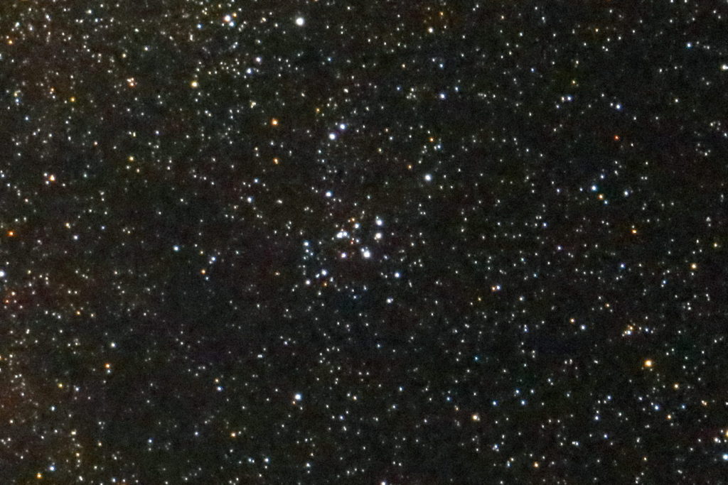 2017年05月01日02時46分25秒から15.2cmF5の反射望遠鏡ミードLXD55とキャノンの一眼レフカメラEOS KISS X7iでISO6400/露出45秒で撮影して5枚を加算平均コンポジットしたフルサイズ換算約2464mmのM18のメシエ天体写真です。