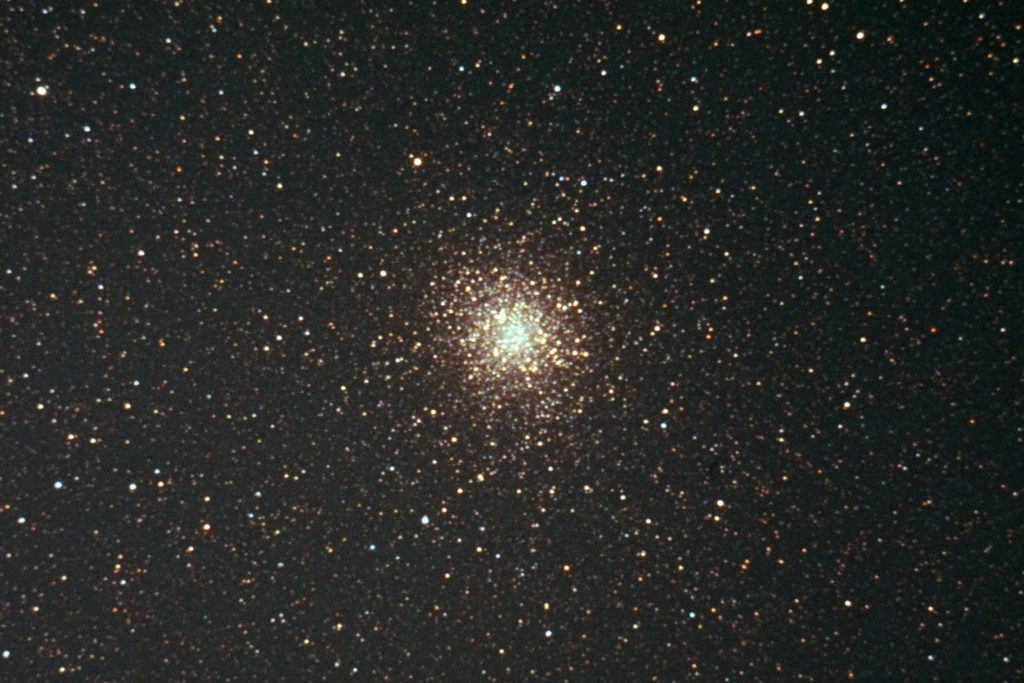 この天体写真は2017年05月01日に撮影した「いて座」にあるM22（メシエ22）と言う球状星団です。焦点距離は2841mm。