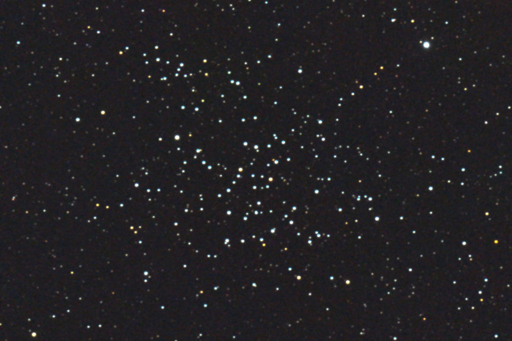 2017年05月01日03時25分05秒から15.2cmF5の反射望遠鏡ミードLXD-55とキャノンの一眼レフカメラEOS KISS X7iでISO6400/露出45秒で撮影して4枚を加算平均コンポジットしたフルサイズ換算約2740mmの2M23（散開星団）のメシエ天体写真です。