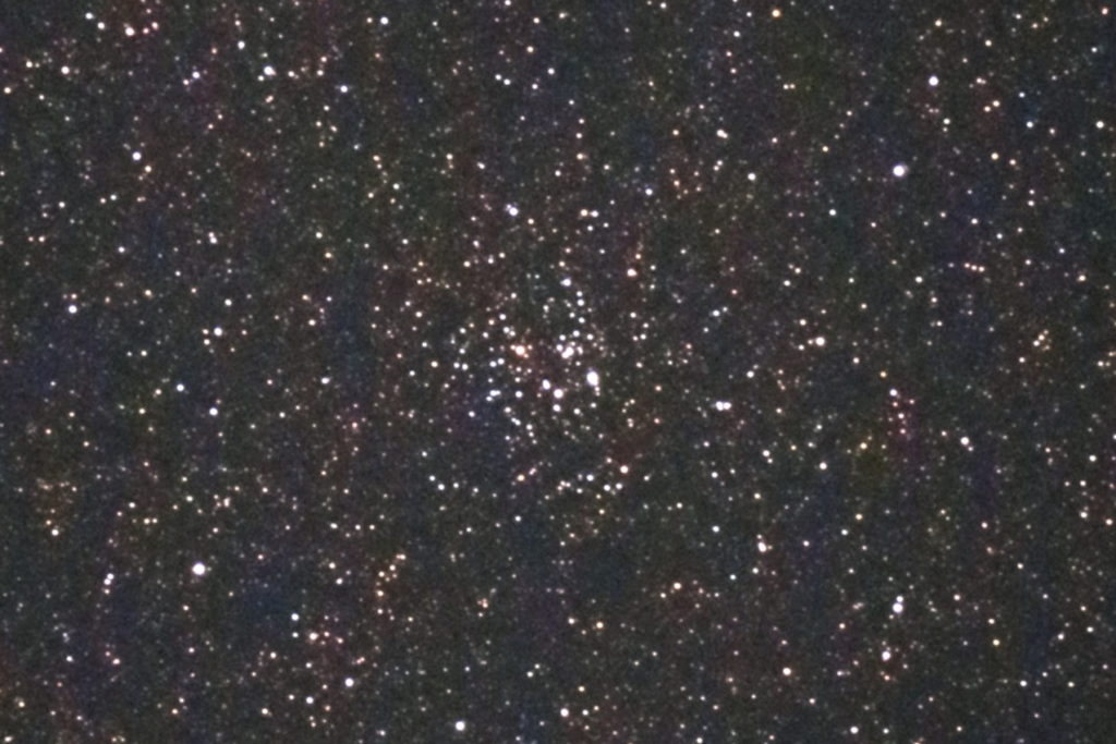 この天体写真は2017年08月23日に撮影した「たて座」にあるM26（メシエ26）と言う散開星団です。焦点距離は5393mm。