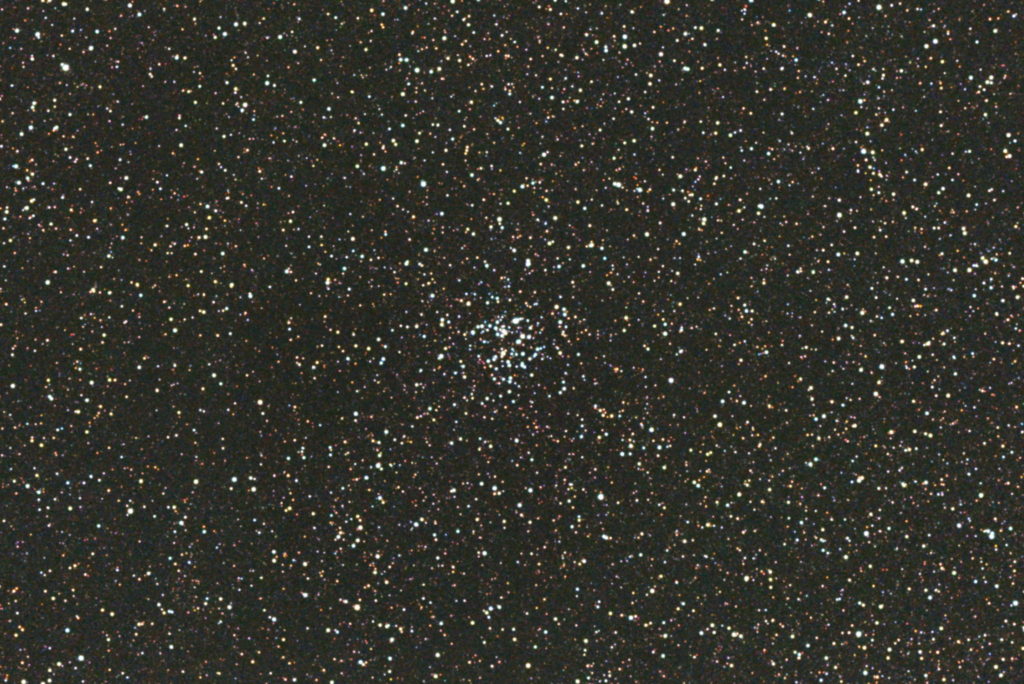 この天体写真は2017年08月30日に撮影した「たて座」にあるM26（メシエ26）と言う散開星団です。焦点距離は1721mm。