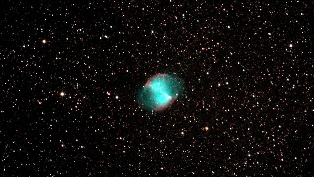 この天体写真は2013年07月10日に撮影した「こぎつね座」にある亜鈴状星雲（M27/メシエ27）と言う惑星状星雲です。焦点距離は2600mm。