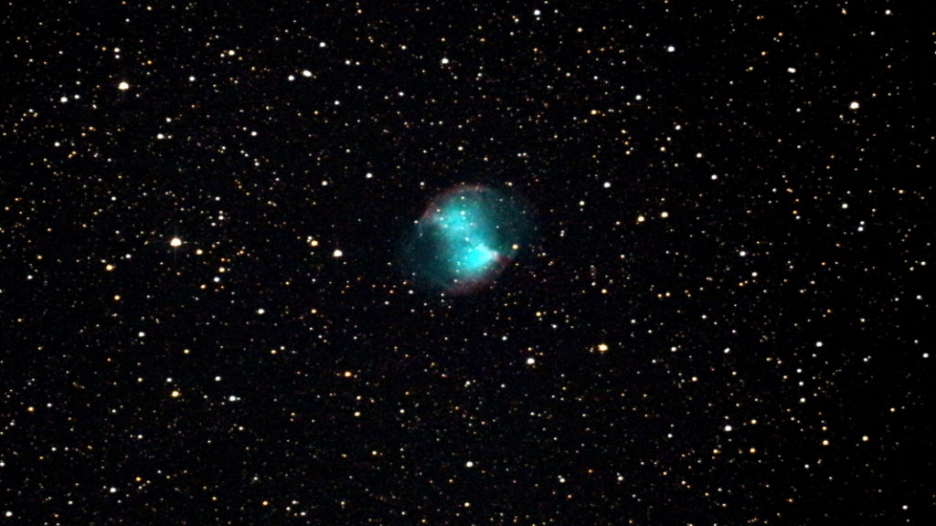 この天体写真は2017年6月3日に撮影した「こぎつね座」にある亜鈴状星雲（M27/メシエ27）と言う惑星状星雲です。焦点距離は2400mm。