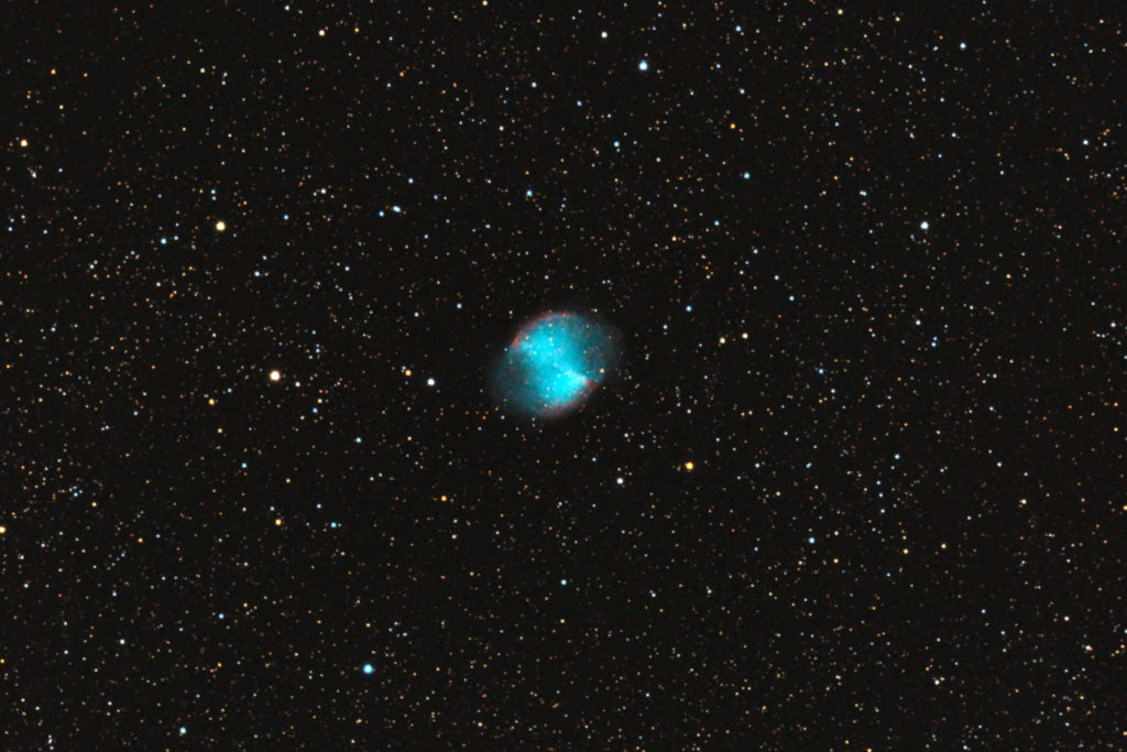 この天体写真は2017年08月19日に撮影した「こぎつね座」にある亜鈴状星雲（M27/メシエ27）と言う惑星状星雲です。焦点距離は1945mm。
