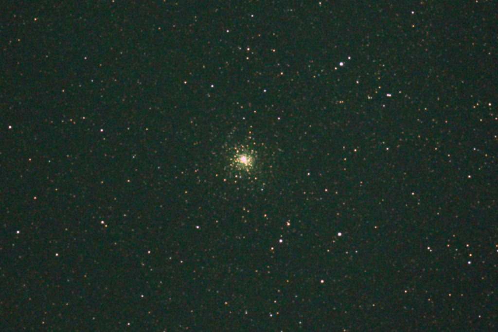 この天体写真は2017年08月30日に撮影した「いて座」にあるM28（メシエ28）と言う球状星団です。焦点距離は3472mm。