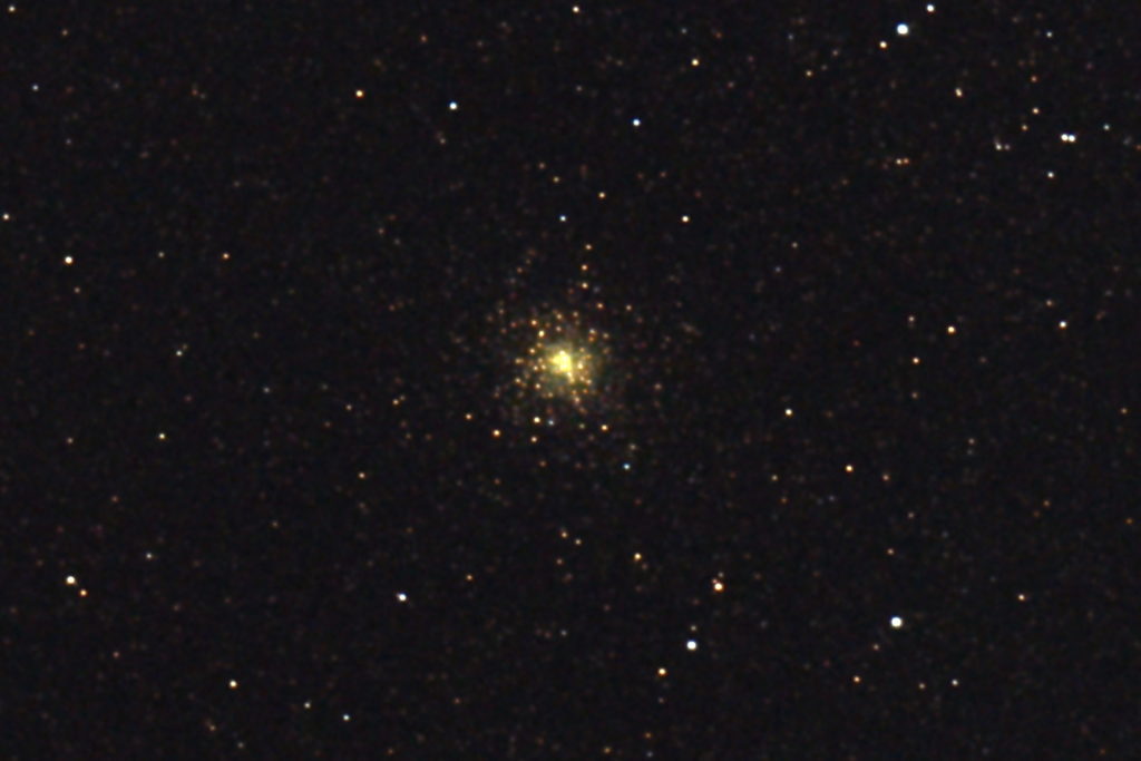 この天体写真は2017年08月30日に撮影した「いて座」にあるM28（メシエ28）と言う球状星団です。焦点距離は5277mm。