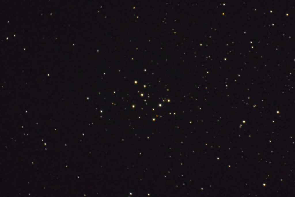 2017年08月18日22時30分25秒から15.2cmF5の反射望遠鏡「ミードLXD-55」とリコーの一眼レフカメラPENTAX-KPでISO25600/露出15秒で撮影して8枚を加算平均コンポジットしたフルサイズ換算約1576mmのM29の天体写真です。