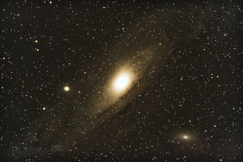 この天体写真は2017年08月30日に撮影したアンドロメダ座にあるM32（メシエ32）と言う楕円銀河です。焦点距離は1148mm。