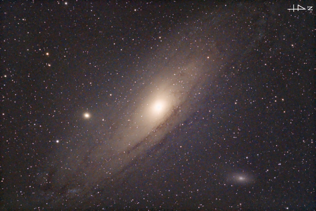 この天体写真は2017年08月30日に撮影したアンドロメダ座にあるアンドロメダ銀河（M31/メシエ31）と言う渦巻銀河です。焦点距離は1148mm。