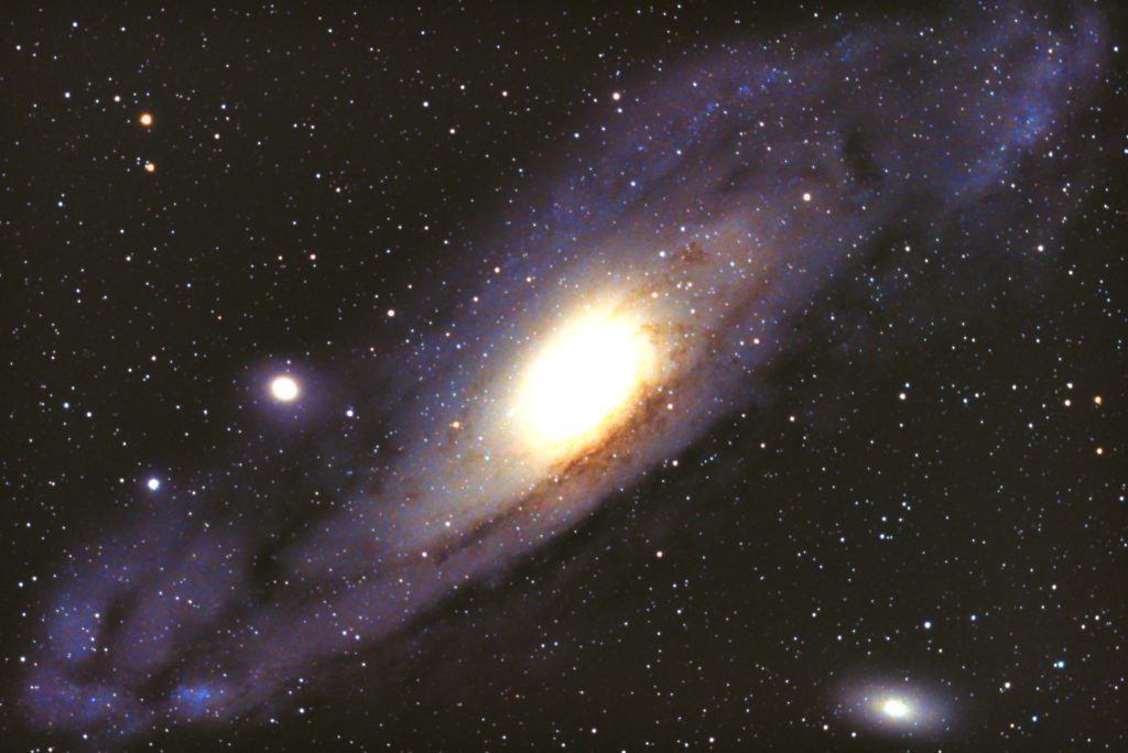この天体写真は2017年11月15日に撮影したアンドロメダ座にあるアンドロメダ銀河（M31/メシエ31）と言う渦巻銀河です。焦点距離は1328mm。