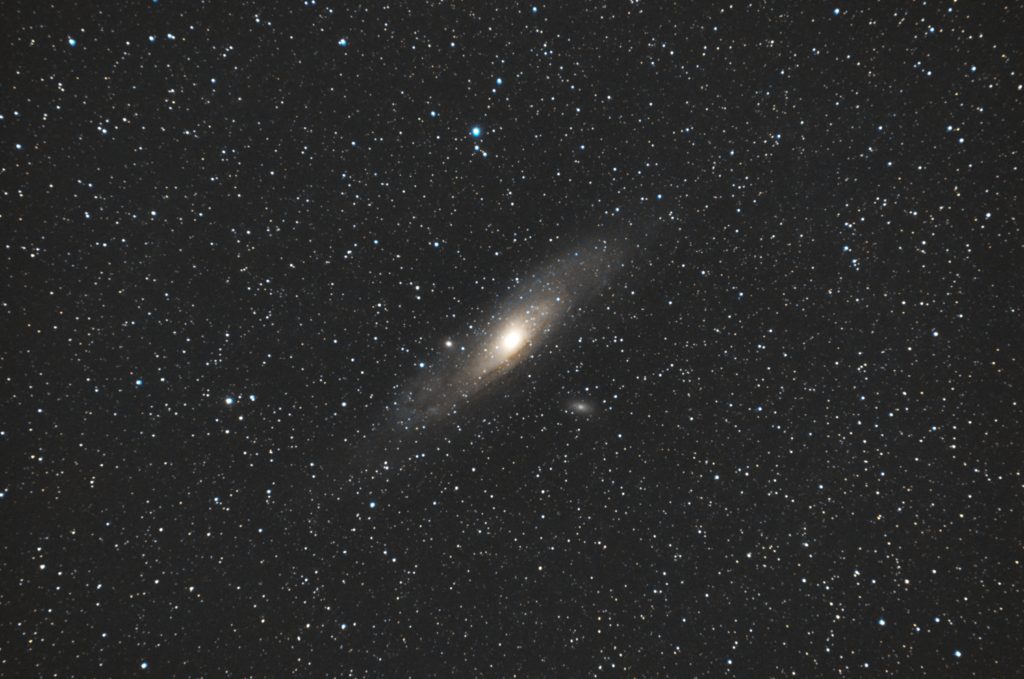 この渦巻銀河の天体写真は2018年08月11日00時57分31秒から撮影したアンドロメダ座にあるM31（アンドロメダ銀河）と言うメシエ天体です。 使用機材はタムロンズームレンズ「AF18-200mm F3.5-6.3 XR DiII」と一眼レフカメラのリコー「PENTAX KP」。 ISO51200/露出30秒/32枚加算平均コンポジット（リアルれぞリューションON）。 焦点距離はフルサイズ換算約318mmです。