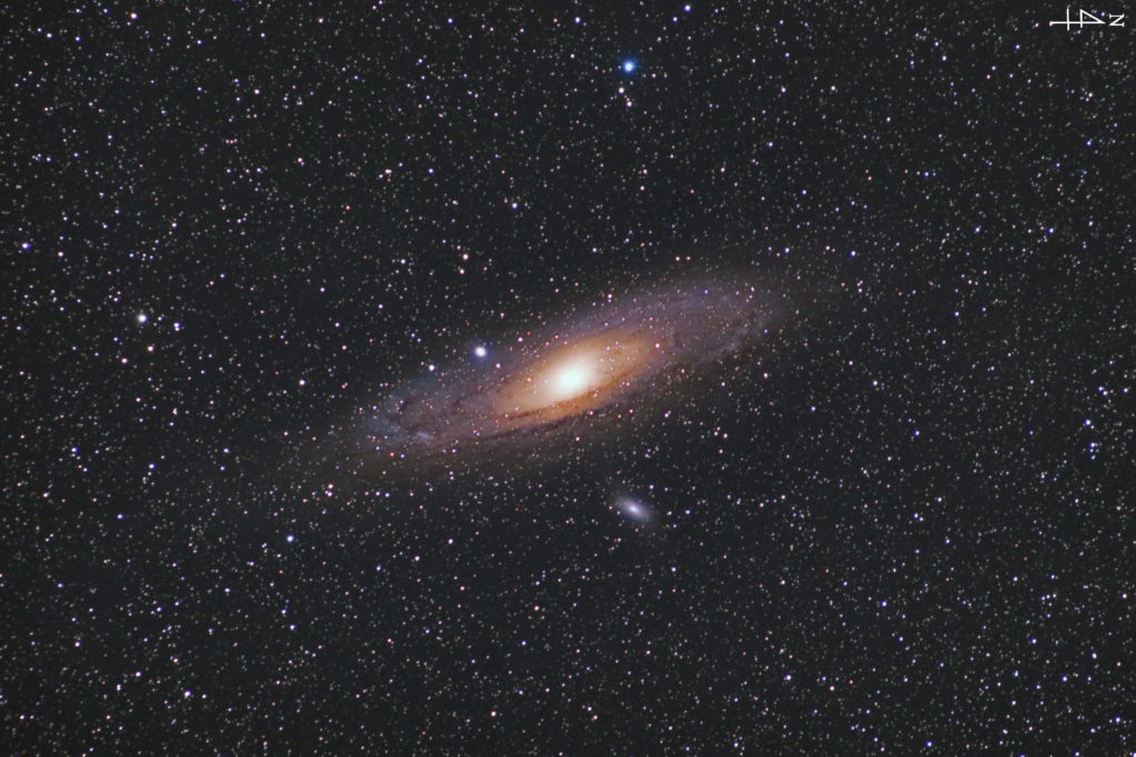この天体写真は2020年10月20日に撮影したアンドロメダ座にあるアンドロメダ銀河（M31/メシエ31）と言う渦巻銀河です。焦点距離は520mm。