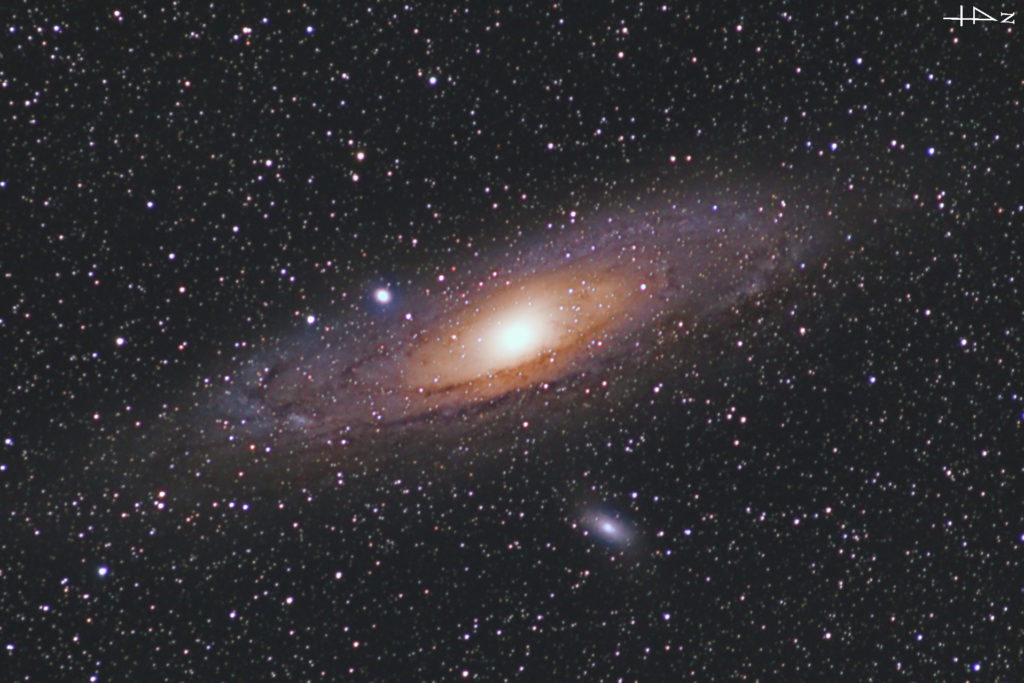 この天体写真は2020年10月20日に撮影したアンドロメダ座にあるアンドロメダ銀河（M31/メシエ31）と言う渦巻銀河です。焦点距離は849mm。