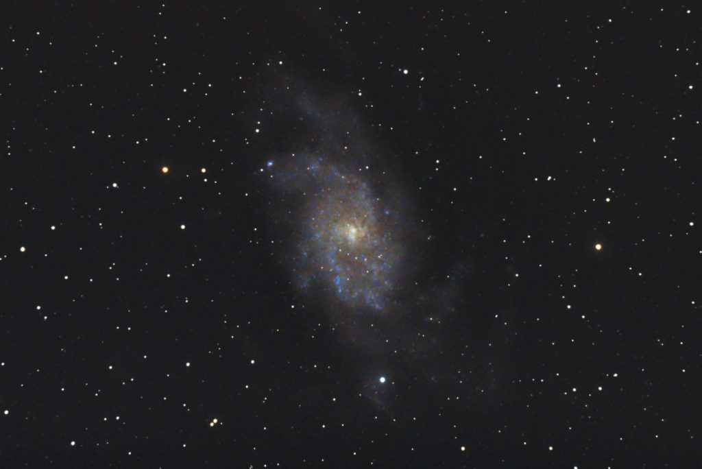 この天体写真は2017年09月19日に撮影した「さんかく座」にある「さんかく座銀河（M33/メシエ33）」と言う渦巻銀河です。焦点距離は1585mm。