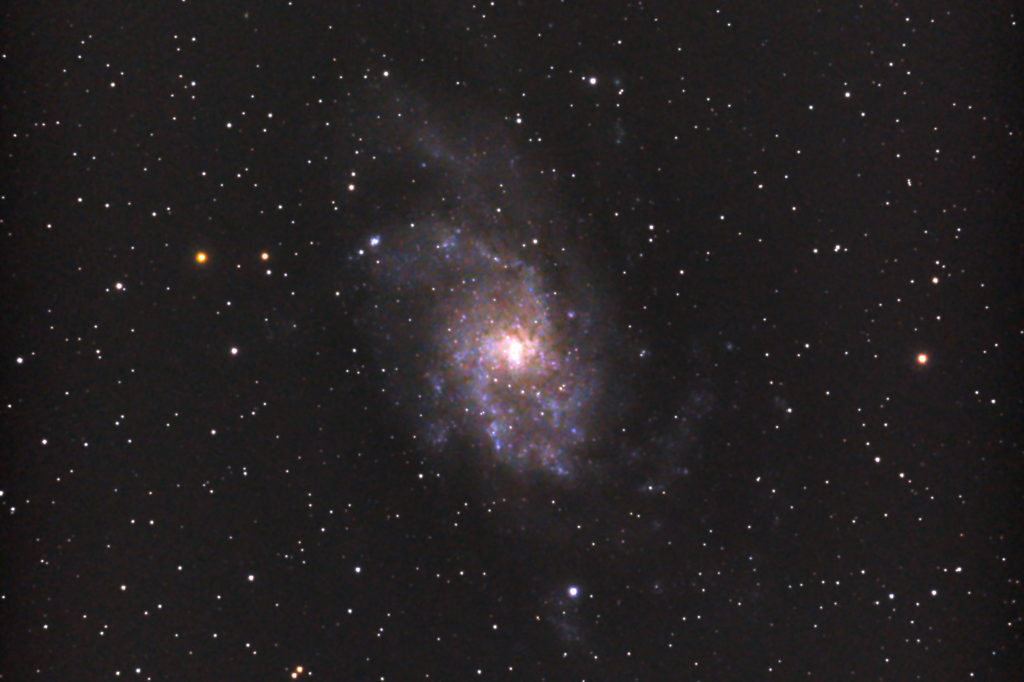 この天体写真は2017年09月24日に撮影した「さんかく座」にある「さんかく座銀河（M33/メシエ33）」と言う渦巻銀河です。焦点距離は1798mm。