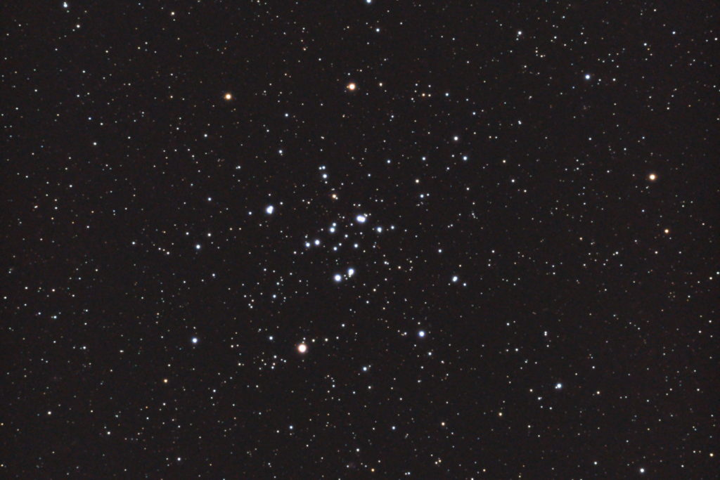 この天体写真は2017年08月23日に撮影したペルセウス座にあるM34（メシエ34）と言う超新星残骸です。焦点距離は1712mm。