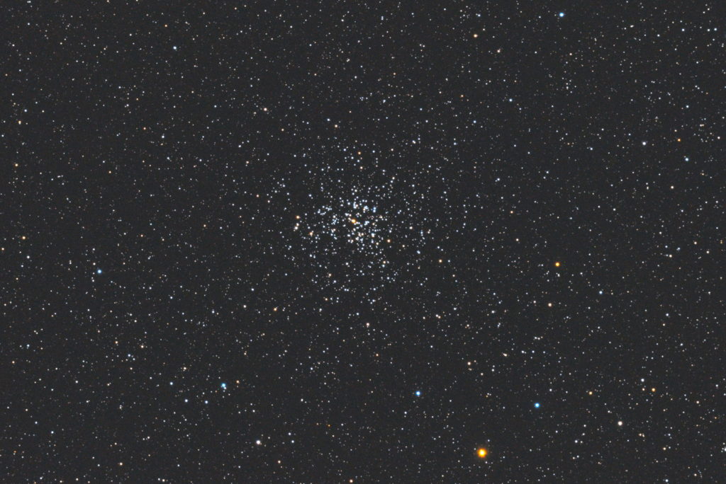 この天体写真は2017年09月25日に撮影した「ぎょしゃ座」にあるM37（メシエ37）と言う散開星団です。焦点距離は1582mm。