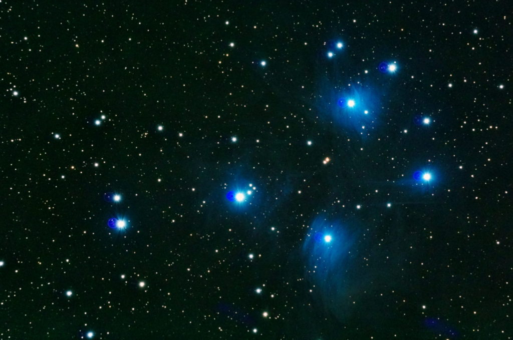 この天体写真は2017年09月25日に撮影した「おうし座」にあるプレアデス星団（すばる/M45/メシエ45）と言う散開星団です。焦点距離は1244mm。