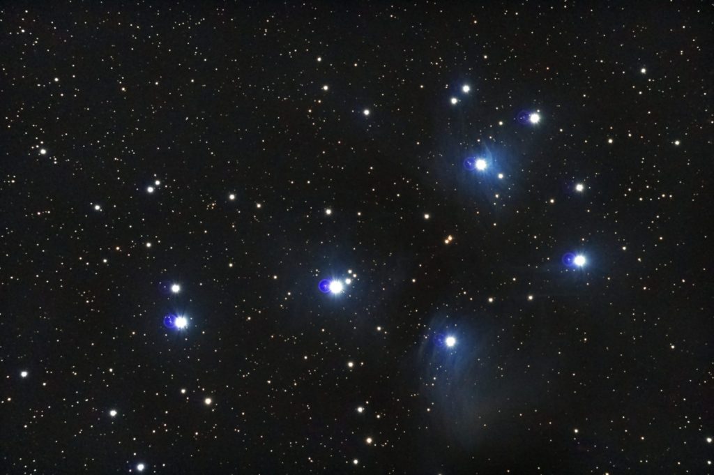 この天体写真は‎2017年09月25日に撮影した「おうし座」にあるプレアデス星団（すばる/M45/メシエ45）と言う散開星団です。焦点距離は1166mm。