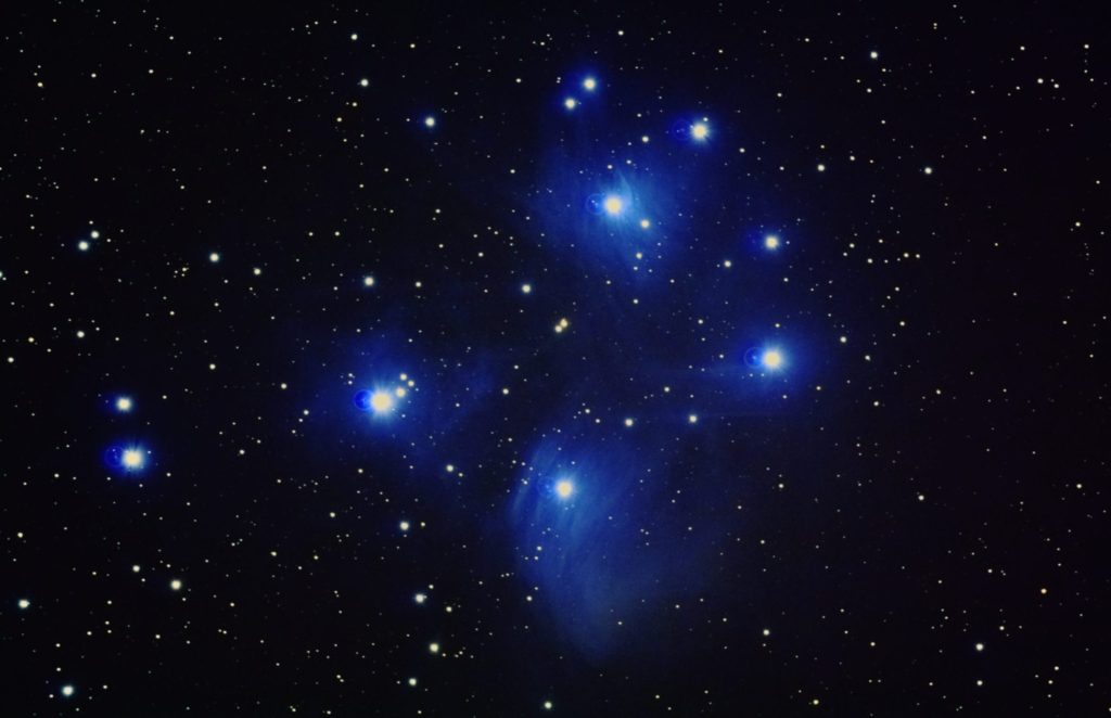 この天体写真は‎2017年11月15日に撮影した「おうし座」にあるプレアデス星団（すばる/M45/メシエ45）と言う散開星団です。焦点距離は1202mm。