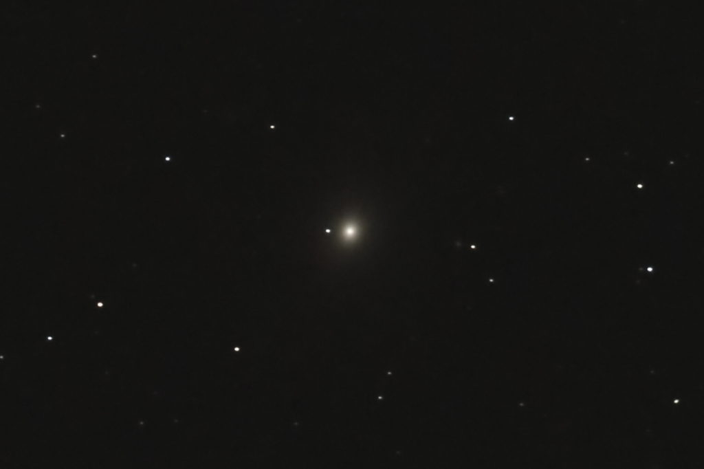 2017年04月30日23時00分38秒からミードの15.2cm反射望遠鏡LXD55とCANONの一眼レフカメラEOS KISS X7iでISO6400/露出45秒で撮影して6枚を加算平均コンポジットしたフルサイズ換算約4612mmのM49のメシエ天体写真です。