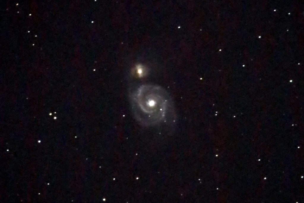 2017年01月04日にミードの15.2cmF5の反射望遠鏡LXD55とキャノンの一眼レフカメラEOS kiss X7iでISO6400/露出45秒で撮影して10枚を加算平均コンポジットしたフルサイズ換算約3096mmのM51（子持ち銀河）のメシエ天体写真です。