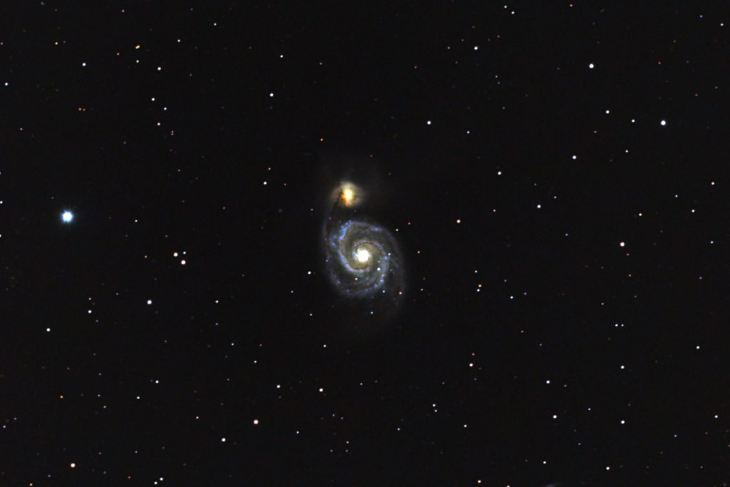 2018年03月14日02時45分02秒からミードの口径15.2cmF5の反射望遠鏡LXD-55とリコーの一眼レフカメラPENTAX-KPでISO51200/露出20秒で撮影して169枚を加算平均コンポジットしたフルサイズ換算約2348mmのM51（子持ち銀河）のメシエ天体写真です。