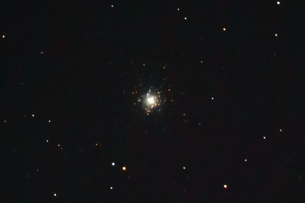 この天体写真は2017年04月24日に撮影した「かみのけ座」にあるM53（メシエ53）と言う球状星団です。焦点距離は3196mm。