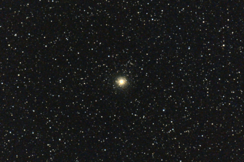 この天体写真は2017年08月22日に撮影した「いて座」にあるM54（メシエ54）と言う球状星団です。焦点距離は2594mm。