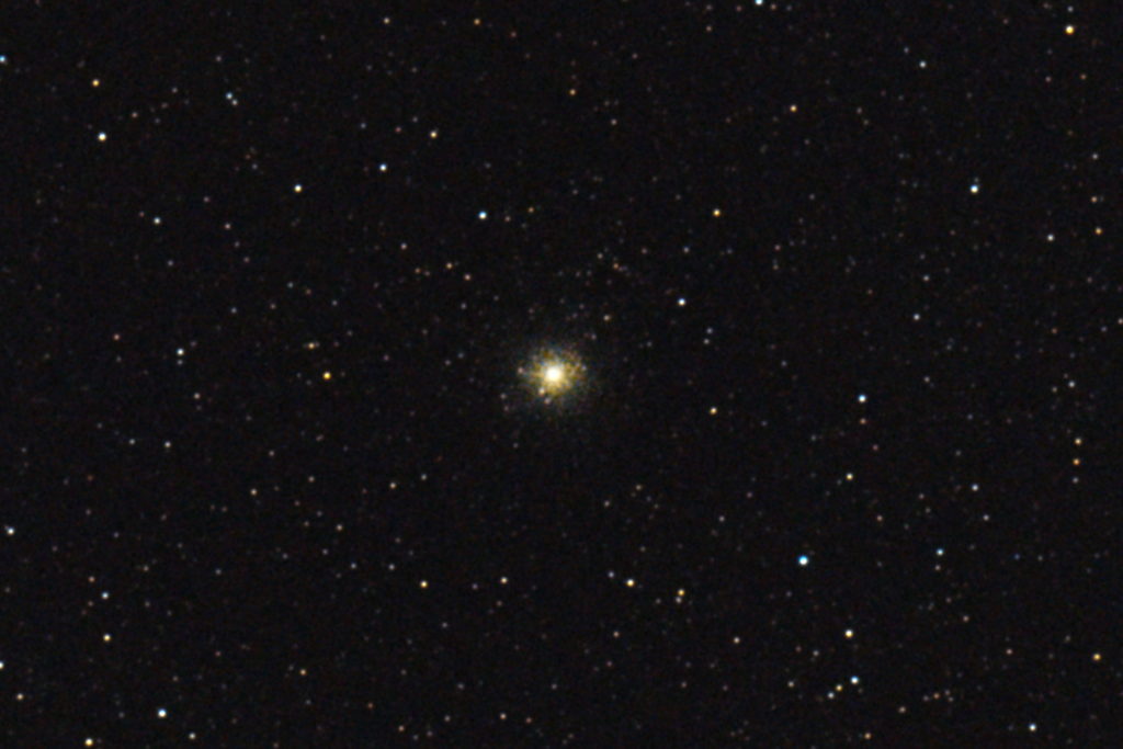 この天体写真は2017年09月24日に撮影した「いて座」にあるM54（メシエ54）と言う球状星団です。焦点距離は3443mm。
