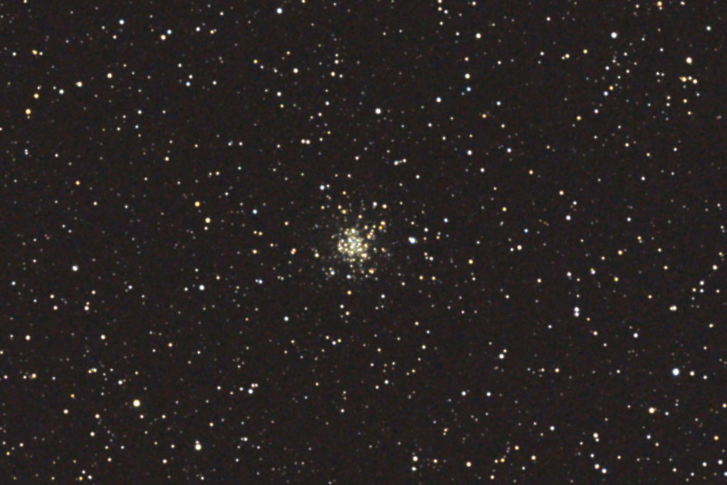 この天体写真は2017年08月19日に撮影した「こと座」にあるM54（メシエ54）と言う球状星団です。焦点距離は2375mm。