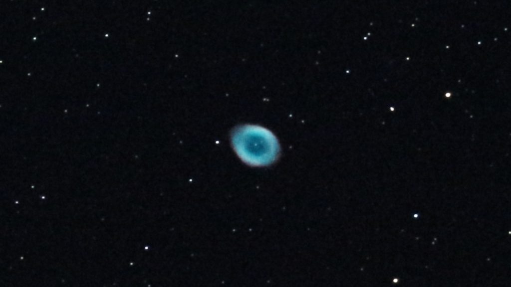 この天体写真は2017年06月02日に撮影した「こと座」にあるリング星雲（M57/メシエ57）又は「ドーナツ星雲」「環状星雲」と言う惑星状星雲です。焦点距離は9328mm。