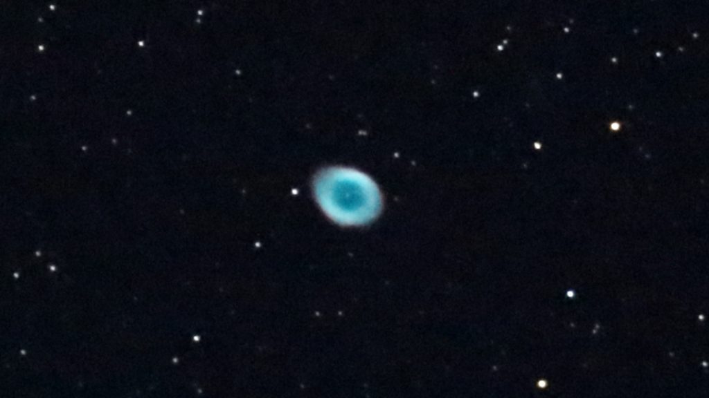 この天体写真は2017年06月02日に撮影した「こと座」にあるリング星雲（M57/メシエ57）又は「ドーナツ星雲」「環状星雲」と言う惑星状星雲です。焦点距離は9337mm。