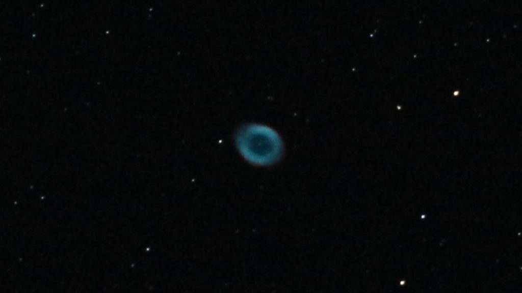 この天体写真は2017年06月03日に撮影した「こと座」にあるリング星雲（M57/メシエ57）又は「ドーナツ星雲」「環状星雲」と言う惑星状星雲です。焦点距離は9328mm。