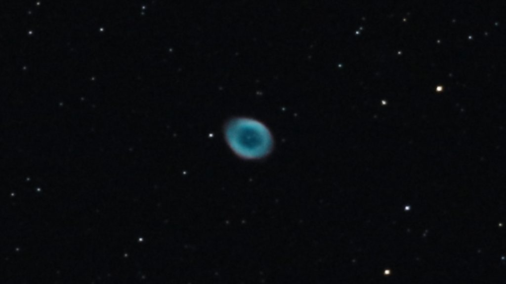 2017年06月03日00時29分03秒から国際光器の25cmF5の反射望遠鏡WHITEY DOBとキャノンの一眼レフカメラEOS KISS X7iでIS3200/露出8秒で撮影してjpeg5枚を加算平均コンポジットしたフルサイズ換算約9319mmのM57（ドーナツ星雲・リング星雲・環状星雲）のメシエ天体写真です。