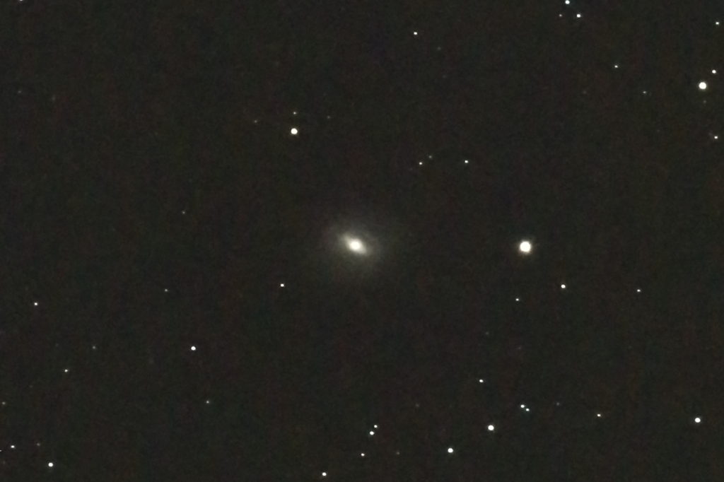 この天体写真は2017年04月30日に撮影した「おとめ座」にあるM58（メシエ58）と言う棒渦巻銀河です。焦点距離は4399mm。