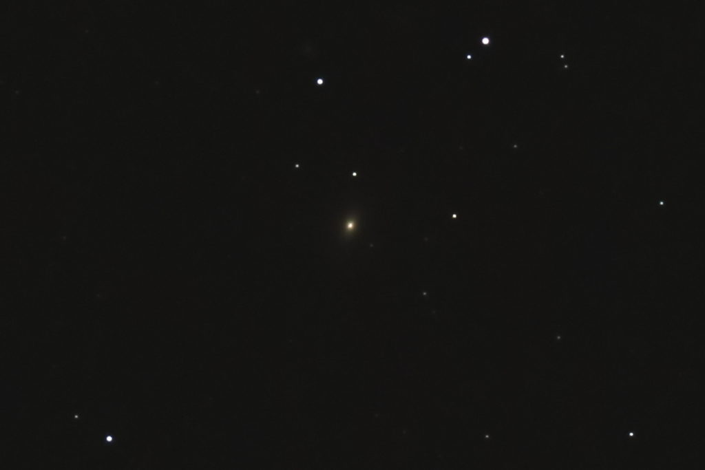 2017年05月01日00時15分40秒からミードの15.2cm反射望遠鏡LXD55とキャノンの一眼レフカメラEOS KISS X7iでISO6400/露出45秒で撮影して7枚を加算平均コンポジットしたフルサイズ換算約5513mmのM59のメシエ天体写真です。