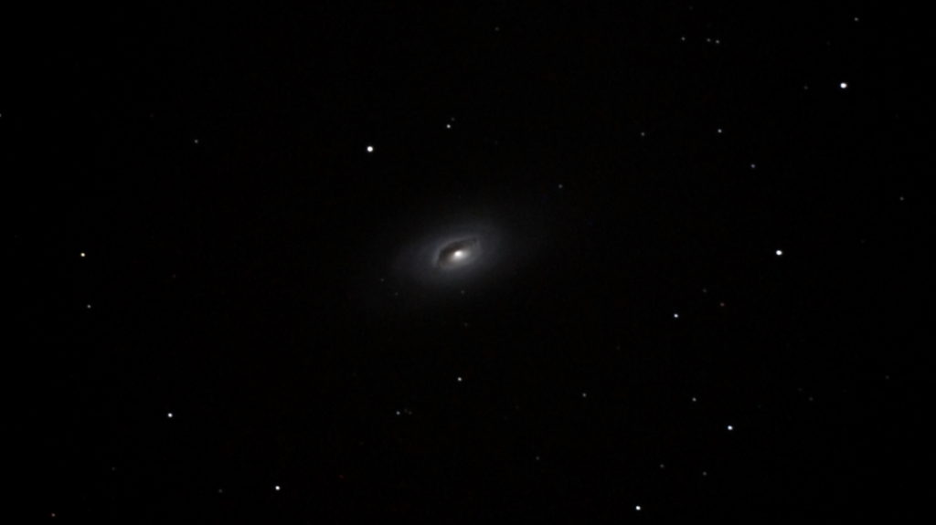 この天体写真は2012年04月15日に撮影した「かみのけ座」にある黒眼銀河（M64/メシエ64）と言う渦巻銀河です。焦点距離は4217mm。