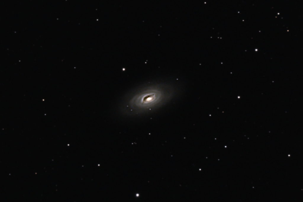 2018年03月14日00時39分44秒からミードの口径15.2cmF5の反射望遠鏡LXD-55とリコーの一眼レフカメラPENTAX-KPでISO25600/露出30秒で撮影して101枚を加算平均コンポジットしたフルサイズ換算約3560mmのM64（黒眼銀河）のメシエ天体写真です。
