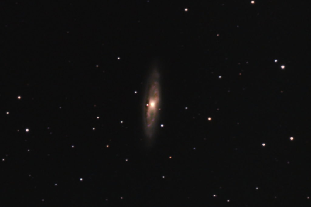 2018年04月18日21時07分51秒から反射望遠鏡ミードLXD-55と一眼レフカメラのリコーPENTAX-KPでISO25600/露出30秒で撮影して114枚を加算平均コンポジットしたフルサイズ換算約4270mmのM65のメシエ天体写真です。