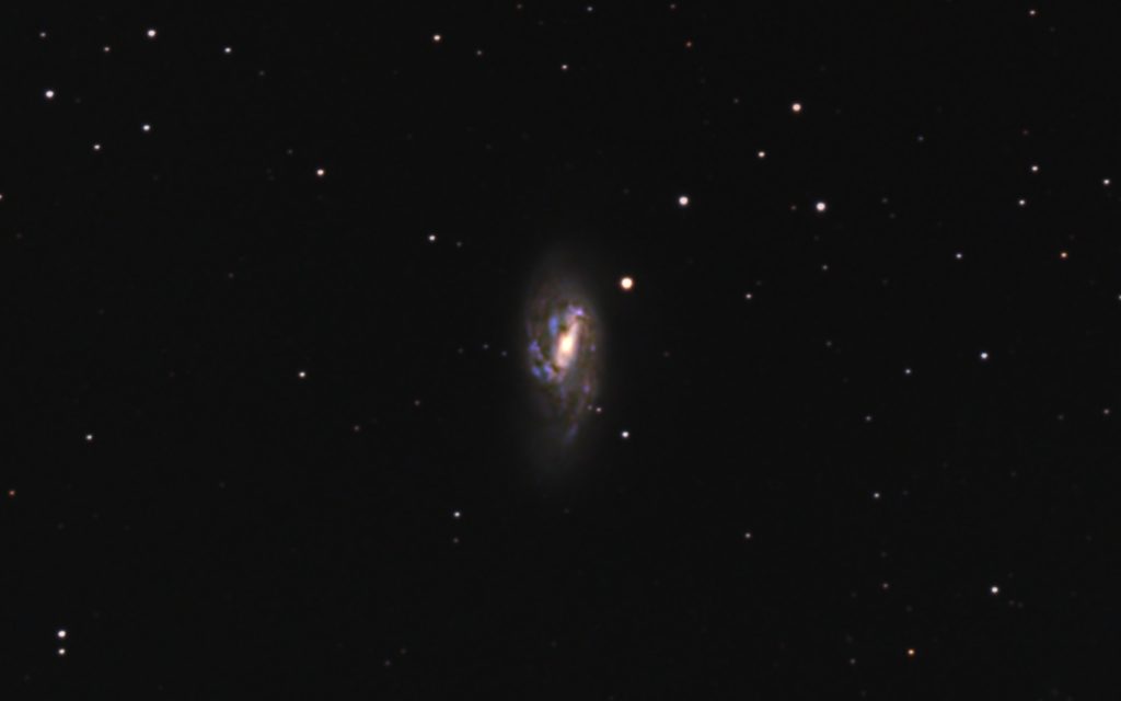 2018年04月18日21時07分51秒からミードの反射望遠鏡LXD-55とリコーの一眼レフカメラPENTAX-KPでISO25600/露出30秒を114枚を加算平均コンポジットしたフルサイズ換算約3581㎜のM65-M66-NGC3628（しし座の三つ子銀河）の天体写真です。