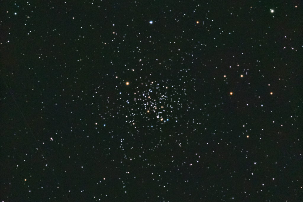 この天体写真は2017年10月27日に撮影した「かに座」にあるM67（メシエ67）と言う散開星団です。焦点距離は1749mm。
