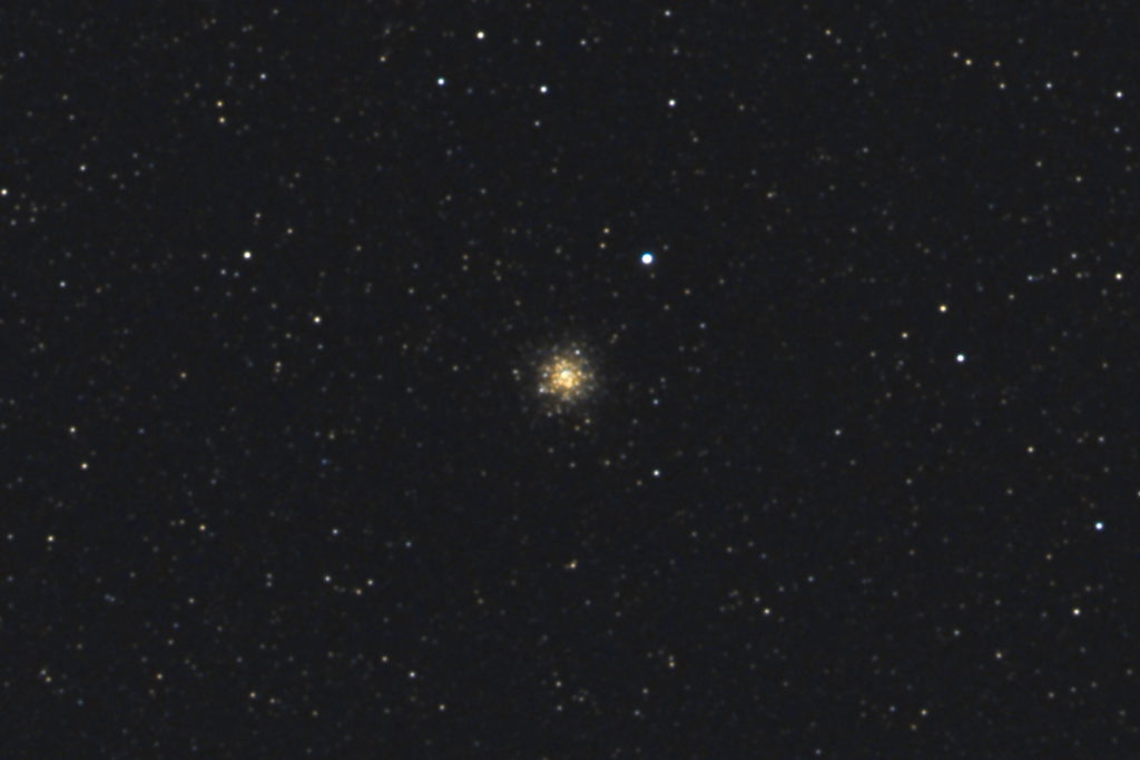 この天体写真は2017年09月24日に撮影した「いて座」にあるM69（メシエ69）と言う球状星団です。焦点距離は3504mm。