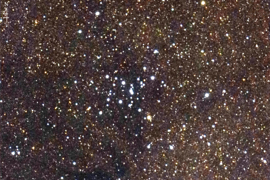 2017年05月01日01時53分36秒から15.2cmF5の反射望遠鏡ミードLXD-55とキャノンの一眼レフカメラEOS KISS X7iでISO6400/露出45秒で撮影して5枚を加算平均コンポジットしたフルサイズ換算約1828mmのM7（トレミー星団）のメシエ天体写真です。