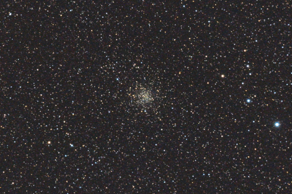この天体写真は2017年08月22日に撮影した「や座」にあるM71（メシエ71）と言う球状星団です。焦点距離は2671mm。