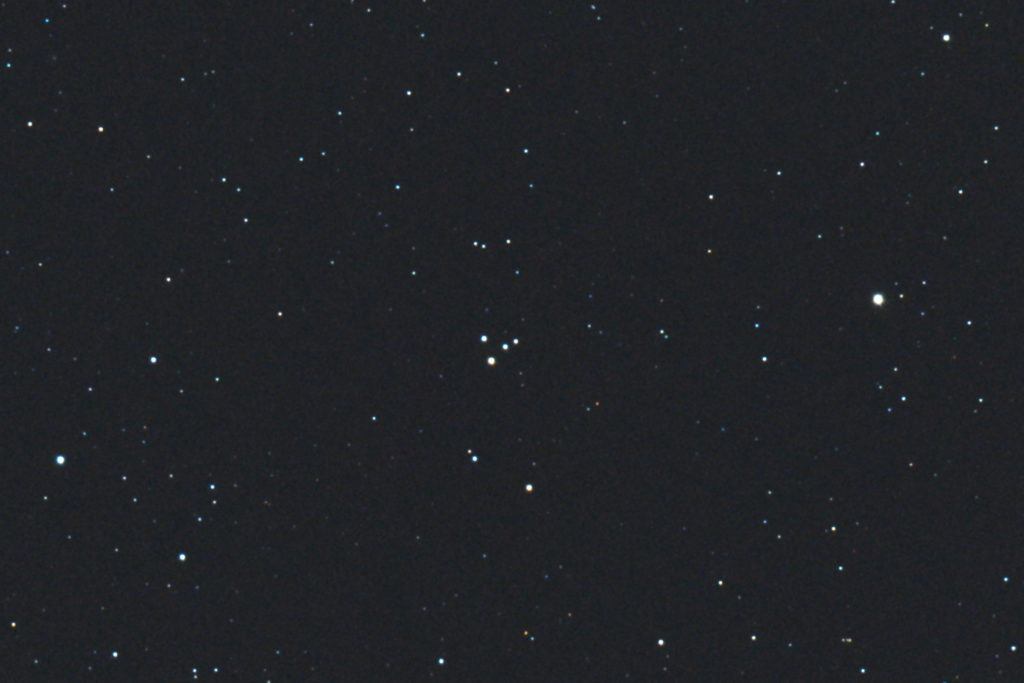 この天体写真は2017年09月24日に撮影した「みずがめ座」にあるM73（メシエ73）と言う散開星団です。焦点距離は3573mm。