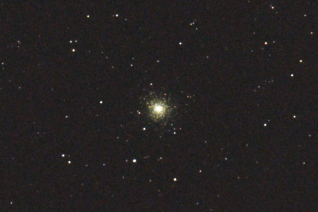 この天体写真は2017年09月24日に撮影した「いて座」にあるM75（メシエ75）と言う球状星団です。焦点距離は5725mm。