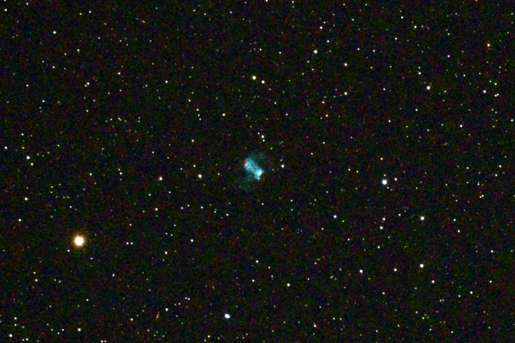 この天体写真は2017年08月23日に撮影したペルセウス座にある小亜鈴状星雲（M76/メシエ76）と言う惑星状星雲です。焦点距離は3577mm。